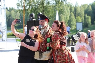 Петр и Марина Суховы наполнили Мирный песнями в честь основания космодрома Плесецк и Дня города